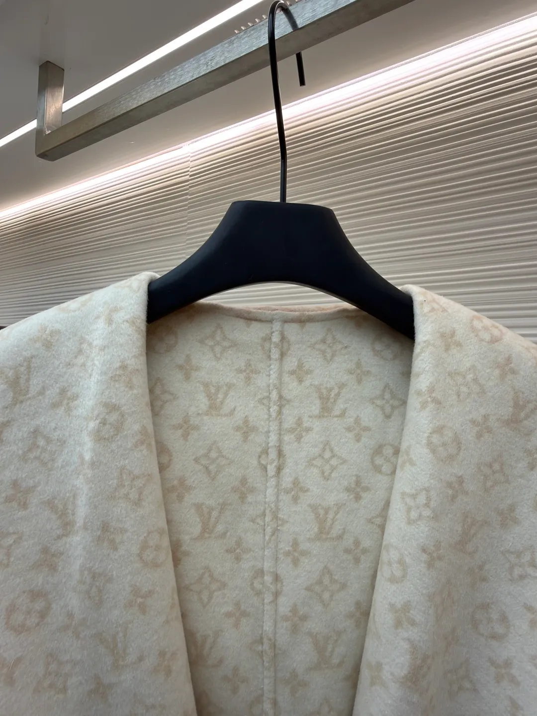 LOUIS VUITTON Wool lace-up hooded coat (mid-length) ●Original version: Purchased and developed at 27999 ●Item number: 1682301-J025 ●Fabric: wool fabric ●Technology: jacquard production ●Color: sand color ●Version: loose fit ●Weight: about 1555 grams ●Size: 34-36-38-40 ●Description: This presbyopic wool coat is made of double-sided blended wool fabric imported from Italy. The main part is made of high-density matte black wool, which has been pre-shrunk and steam-set to ensure that the fabric is stiff and not easily deformed. The large lapel and belt areas use jacquard weaving technology to present the classic presbyopic pattern as a three-dimensional texture. The pattern is digitally positioned and plated to ensure that the texture is symmetrical and clear. The body of the garment is unlined and double-sided sewn to reduce the weight of the garment while improving skin-friendliness. The cuffs and hem are hand-stitched to reveal exquisite details. The waist is customized with a wide belt of the same fabric, with an adjustable buckle design with invisible stitching, allowing the silhouette to be freely adjusted; the neckline adopts a double-layer composite structure, combined with the fixation process of hand-made arch stitches, to make the large lapels more three-dimensional. Every splicing follows the precision sewing standard of 1cm/8 stitches, perfectly integrating craftsmanship and design aesthetics. The overall wiring is straight and delicate, the fabric is comfortable and soft, and the color is consistent without color difference. It can be matched with the same style to create a fashionable look and control various occasions. Customized accessories, complete with three standards, same style for men and women!